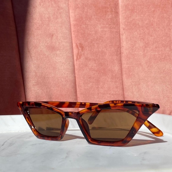 TORTOISESHELL GEOMETRIC CAT EYE SHADES - Picture 2 of 7